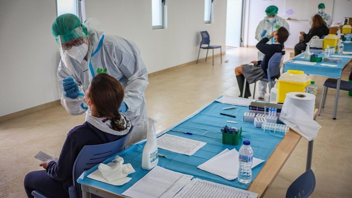Varias personas se realizan una PCR en Badajoz.