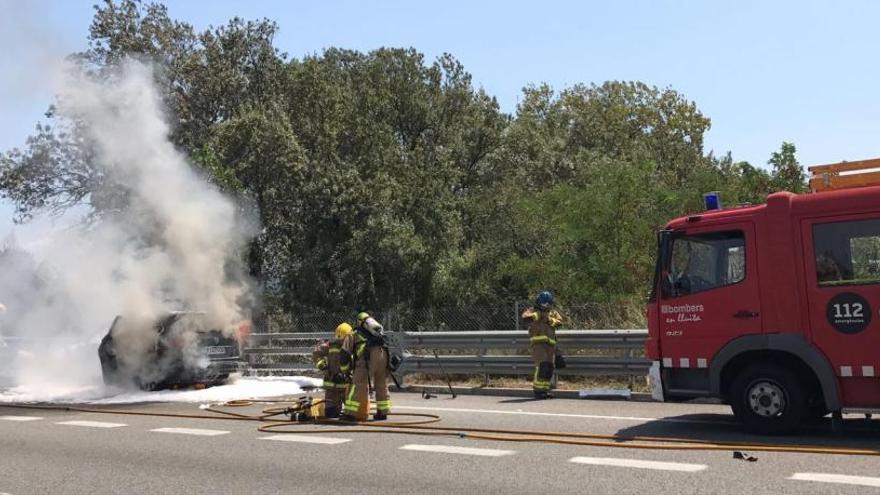 Un cotxe crema a la sortida Girona Oest de l&#039;autopista