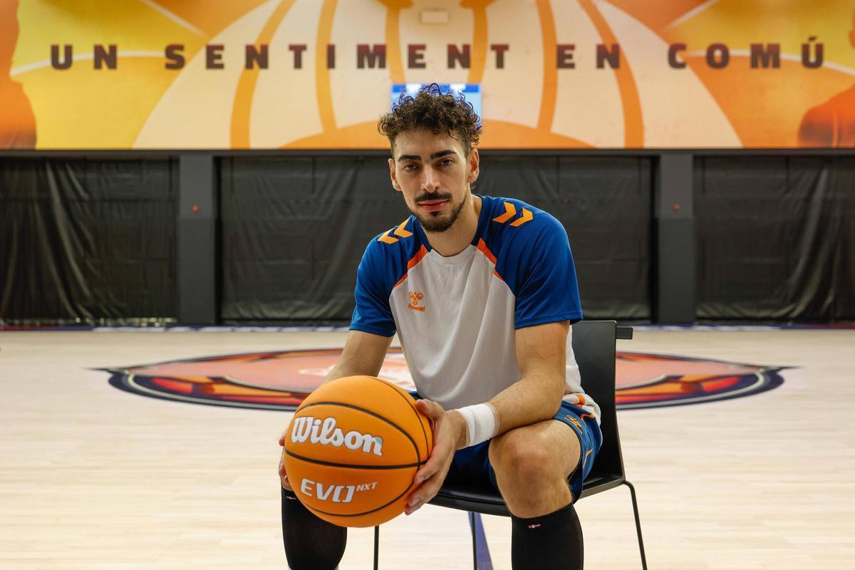 Josep Puerto posa para SUPER en la pista de entrenamiento del Roig Arena.