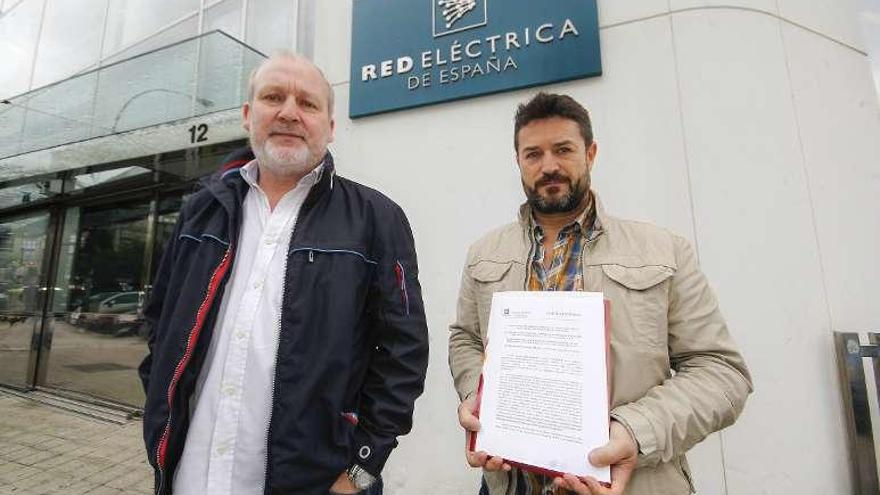 Los representantes de la plantilla, con el escrito ante Red Eléctrica.