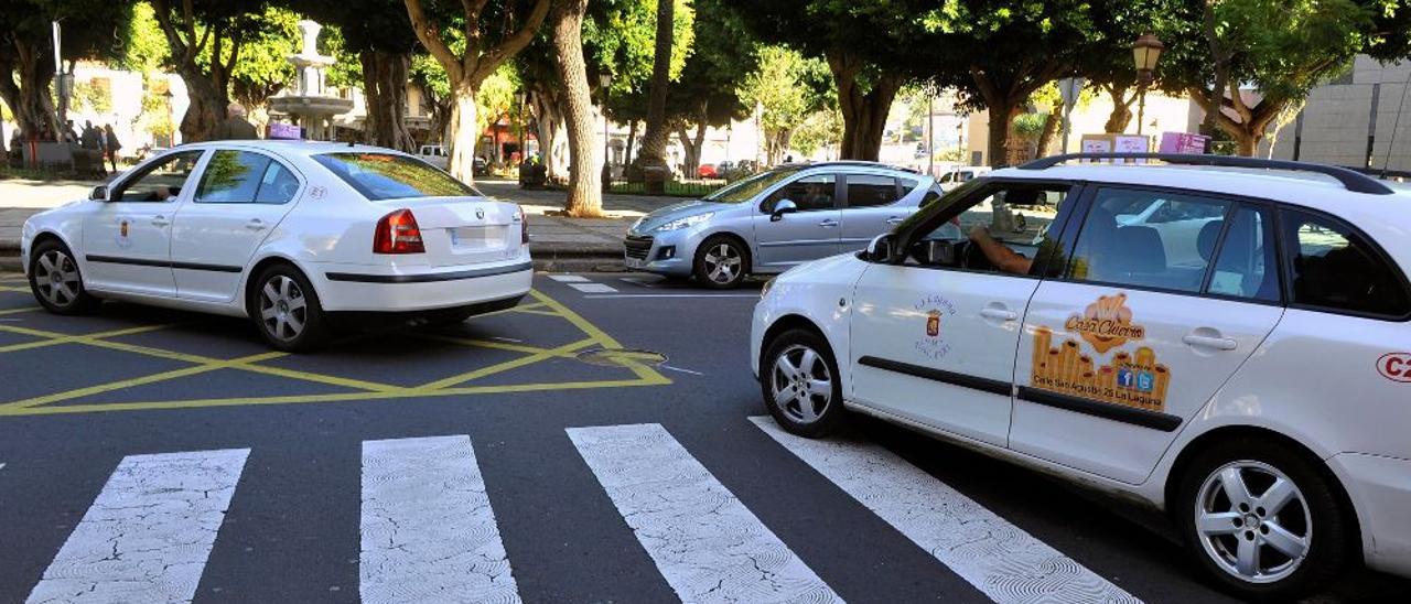 Varios taxis circulan por La Laguna.