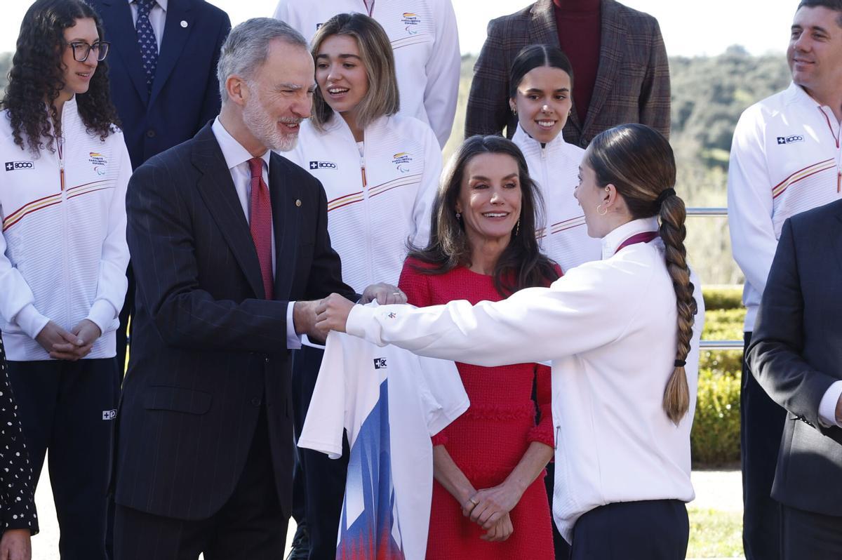 Los reyes Felipe y Letizia, durante la audiencia a la delegación española participante en los Juegos Paralímpicos de Milán-Cortina 2026, encabezada por Audrey Pascual.