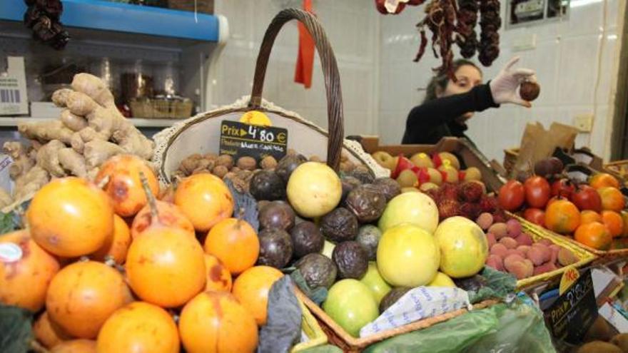 Imagen de algunas especies de frutas consumidas sobre todo por inmigrantes de origen latino en un puesto del mercado.