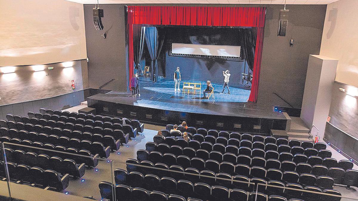 El escenario del auditorio ha sido uno de los espacios remodelados. / Rafa Arjones