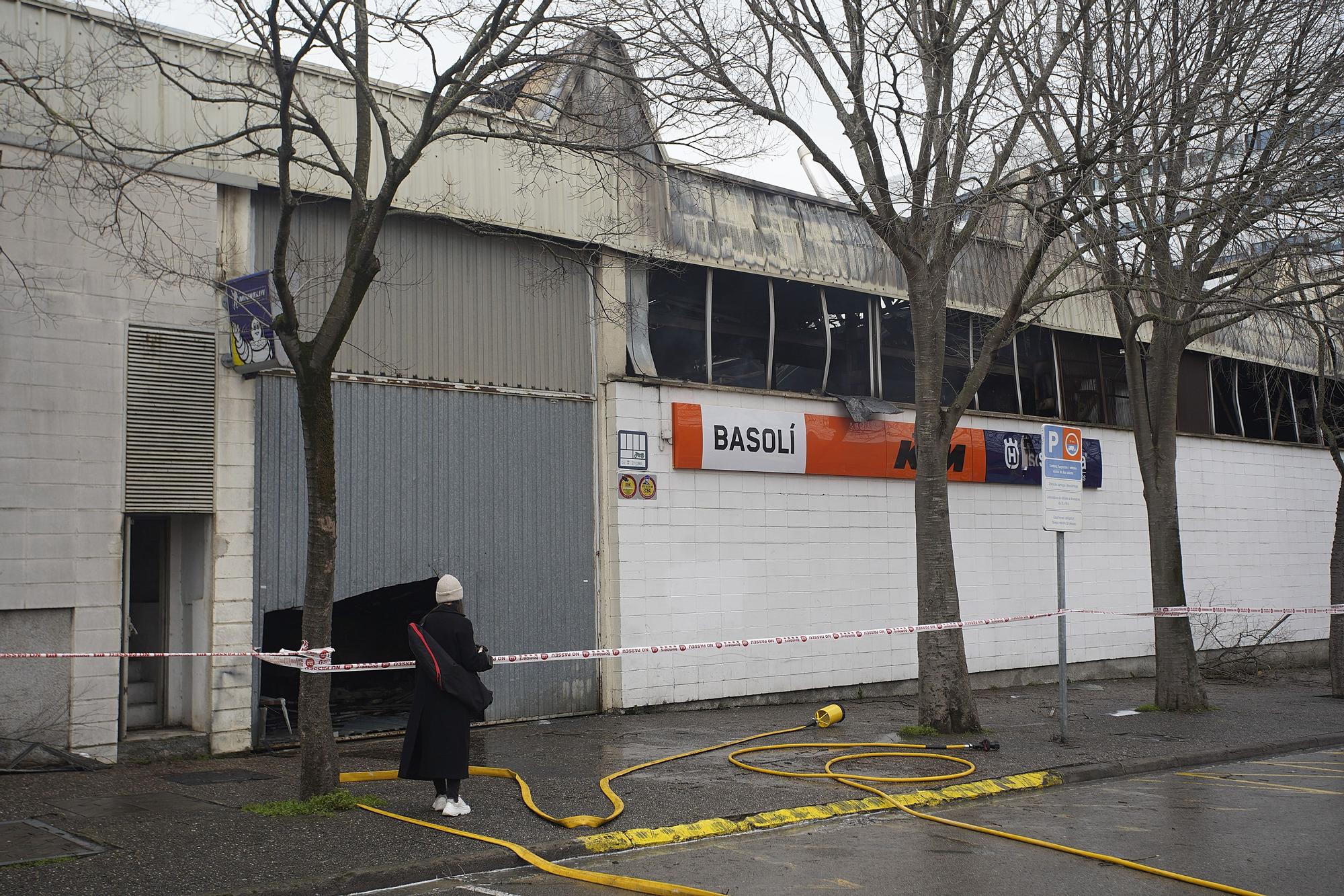 Estat en què han quedat les naus industrials de l'entrada sud de Girona després de l'incendi