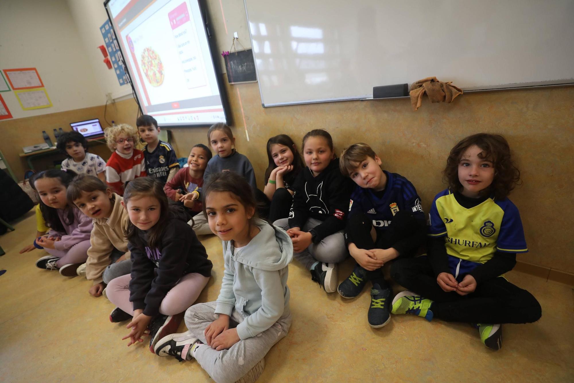 EN IMÁGENES: La serie "Los lunes, al cole" visita en Colloto el colegio José Luis Capitán