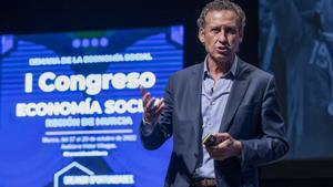 El exjugador y exentrenador del Real Madrid Jorge Valdano interviene durante la clausura del I Congreso de Economía Social de la Región de Murcia, en el Auditorio Víctor Villegas de Murcia. Valdano ha declarado que Josep Guardiola, actual técnico del Manchester City, es el entrenador más influyente en la historia del fútbol ya que sus metodologías son imitadas permanentemente. EFE/Marcial Guillén