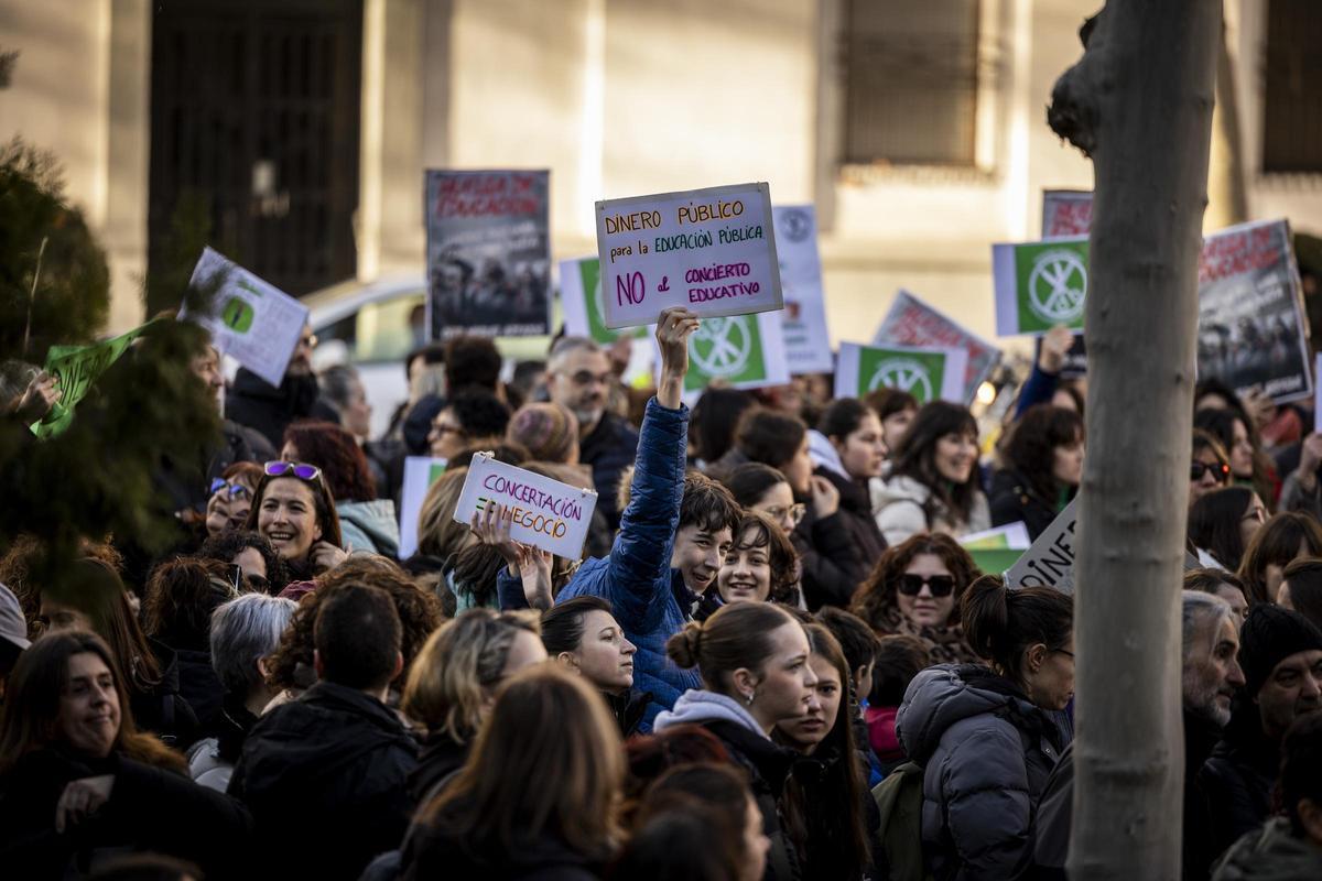 Concentración de la comunidad educativa frente al Pignatelli el primer día de huelga en Aragón.