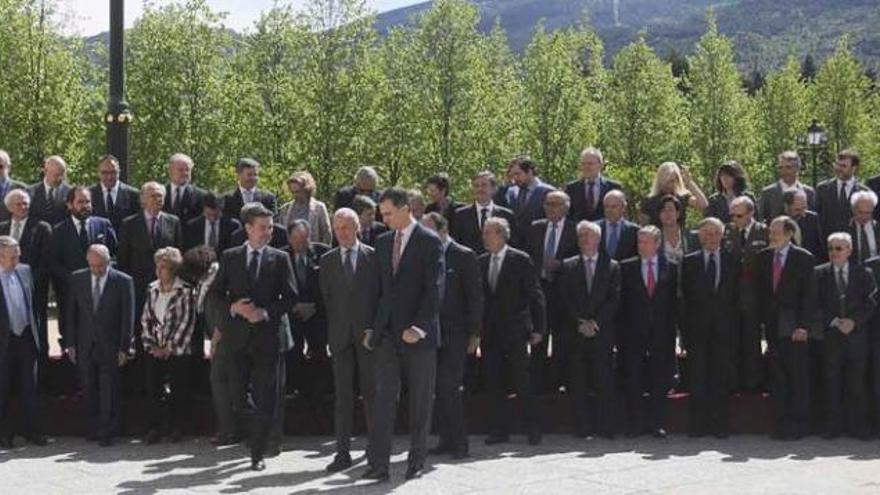 Felipe VI posa con los expertos que han participado en el encuentro en Segovia.