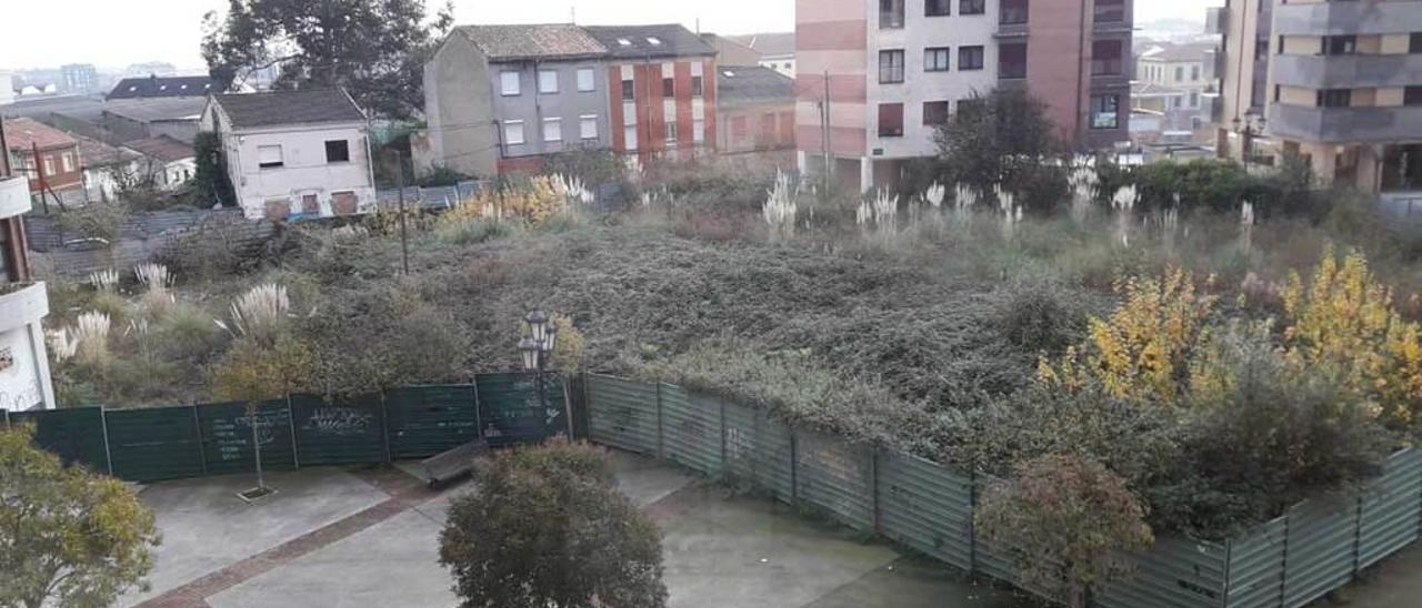 Uno de los solares abandonados de Ciudad Naranco, junto a la plaza Kike Gómez Haces.