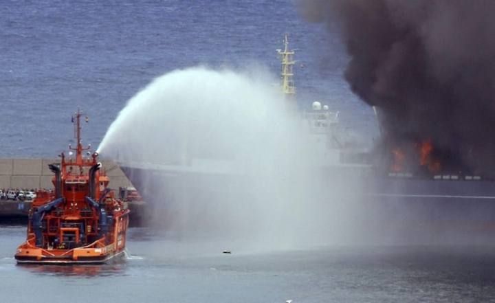 SE INCENDIA UN PESQUERO ATRACADO EN EL PUERTO DE LAS PALMAS