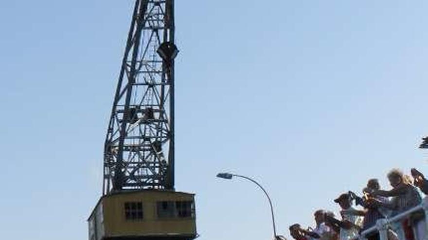 A la izquierda, la Virgen bajando hacia la lancha &quot;La Carmela&quot;. En el círculo, público en el puerto. A la derecha, los jóvenes marineros del pueblo que llevaron la Virgen a hombros.