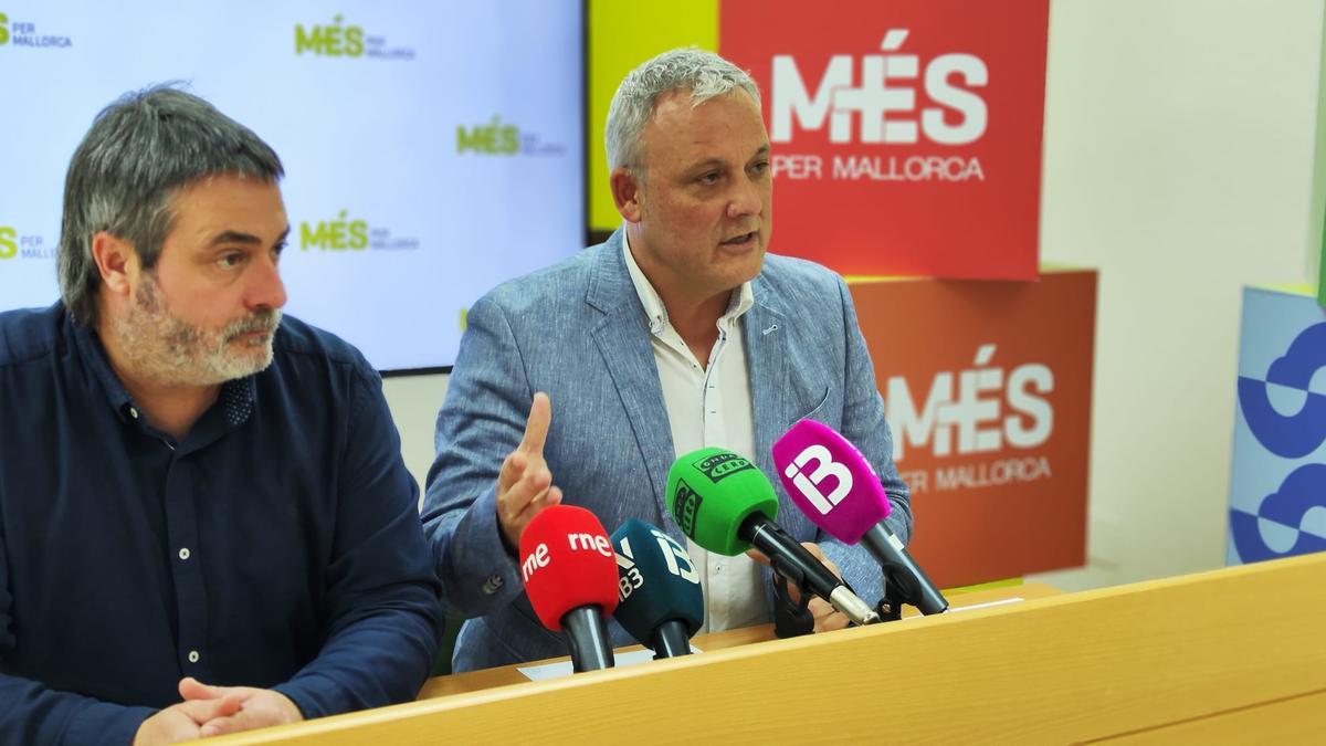 Joan Mas 'Collet' y Jaume Alzamora, esta mañana en la sede de Més.