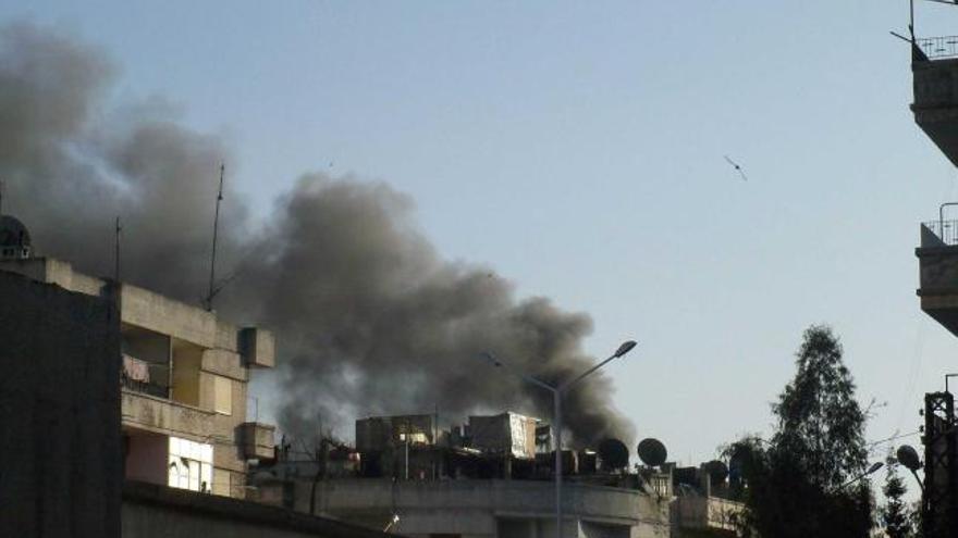 Nubes de humo se elevan sobre la ciudad de Homs tras ser blanco de bombardeos del Ejército sirio.
