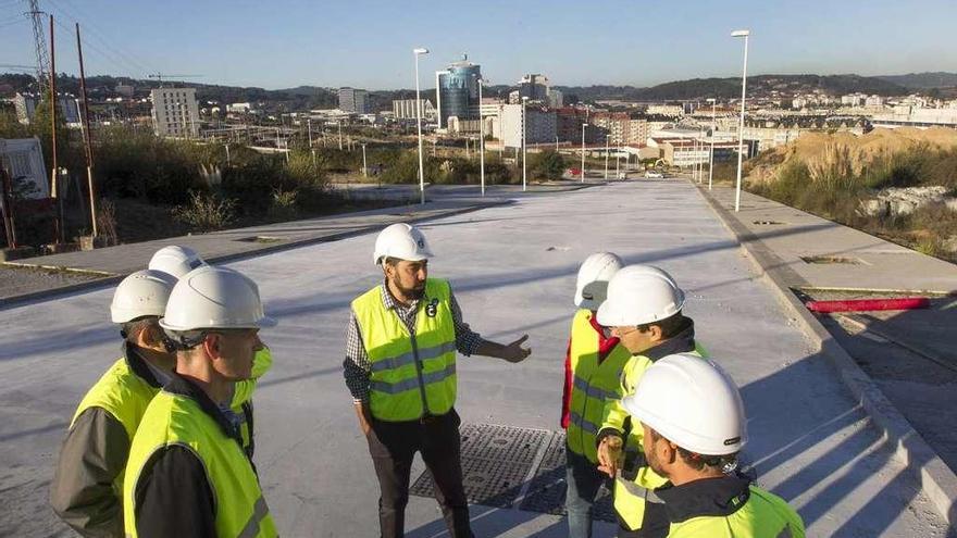 El concejal de Rexeneración Urbana, en el centro, durante una visita a las obras del ofimático, en octubre.