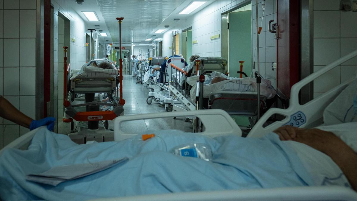 Pacientes en los pasillos de Urgencias del HUC .