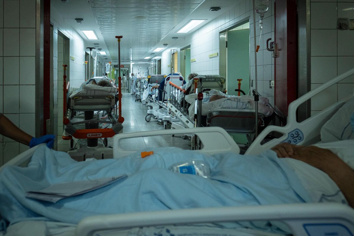 Pacientes en los pasillos de Urgencias del HUC .