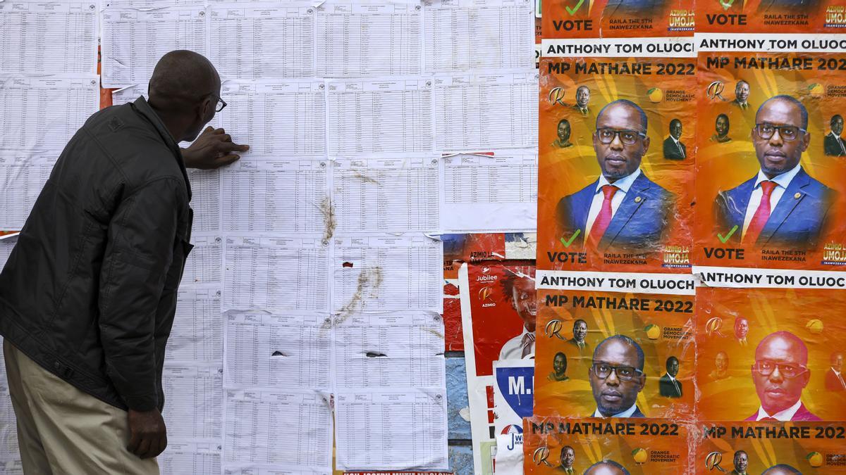 Un ciudadano keniata chequea su nombre en las listas de población con derecho a voto.