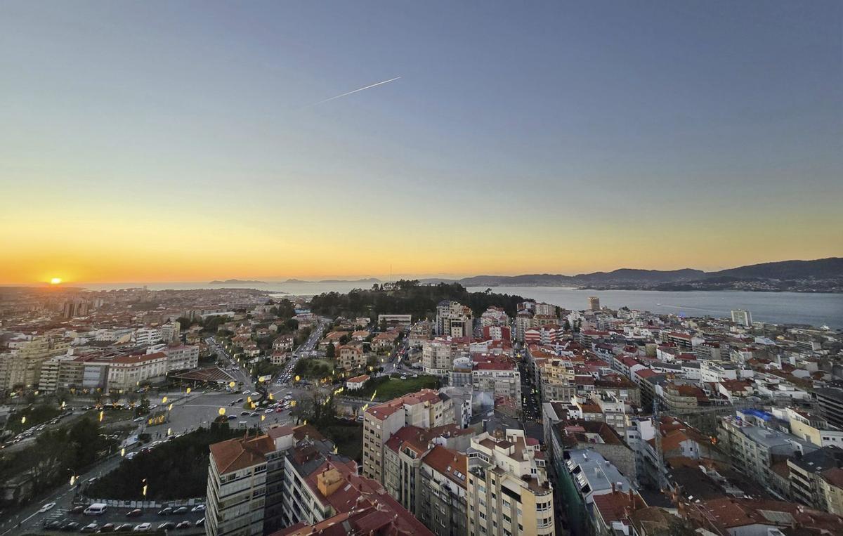 Atardecer en Vigo, con las luces de Navidad encendidas
