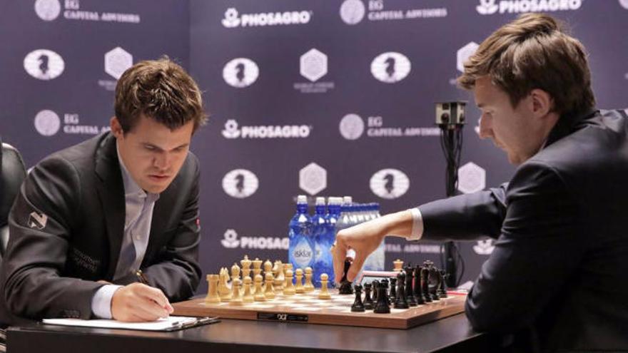 Carlsen empata después de que Karjakin dejara escapar las tablas