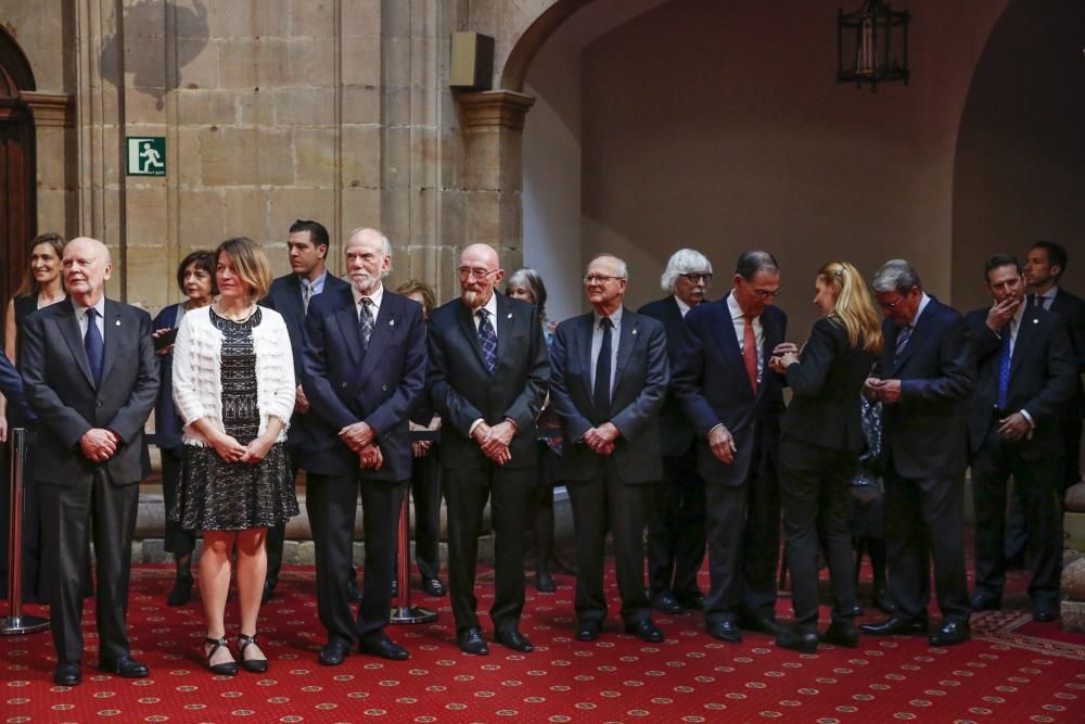 El Rey Felipe VI impone las insignias a los galardonados con los premios "Princesa de Asturias" 2017