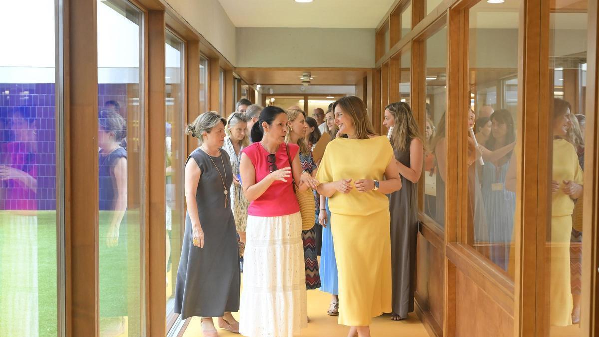 Visita de María José Catalá a la nueva escoleta del Cabanyal.