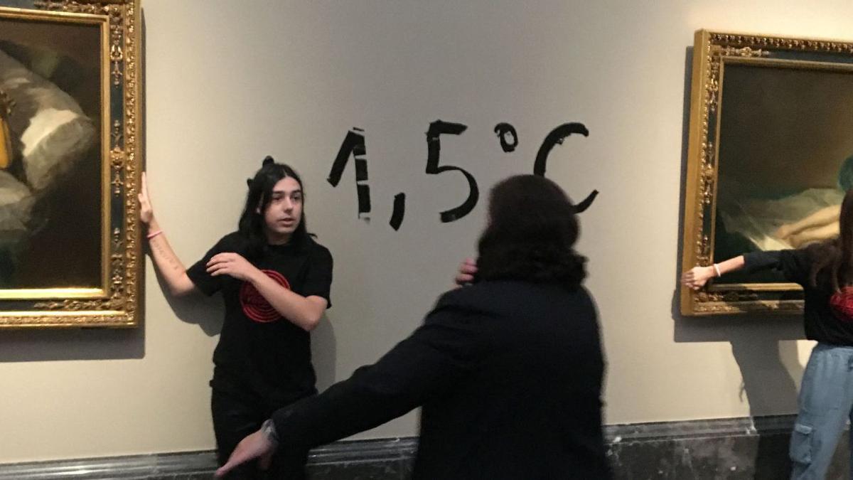 Dues activistes d’un grup
ecologista enganxades als
marcs de les «Majas» de Goya,
al Museu del Prado de Madrid. 
reuters
