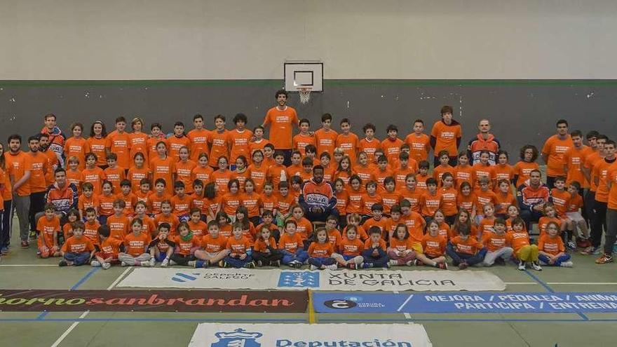 Los jugadores del Leyma Coruña visitaron a los niños y niñas del Campus de Navidad.
