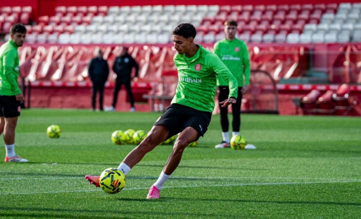 Vitor Reis xuta a porteria durant l'entrenament d'ahir a Montilivi