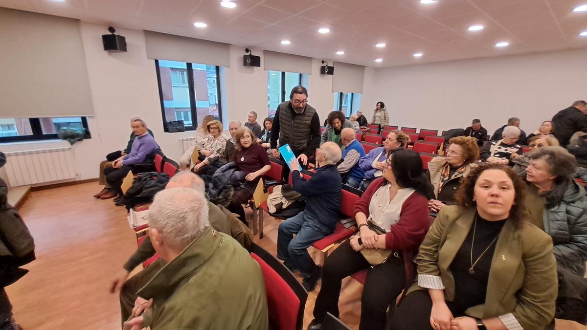 El actual párroco de San Juan, Miguel del Campo, en pie en el centro de la imagen.