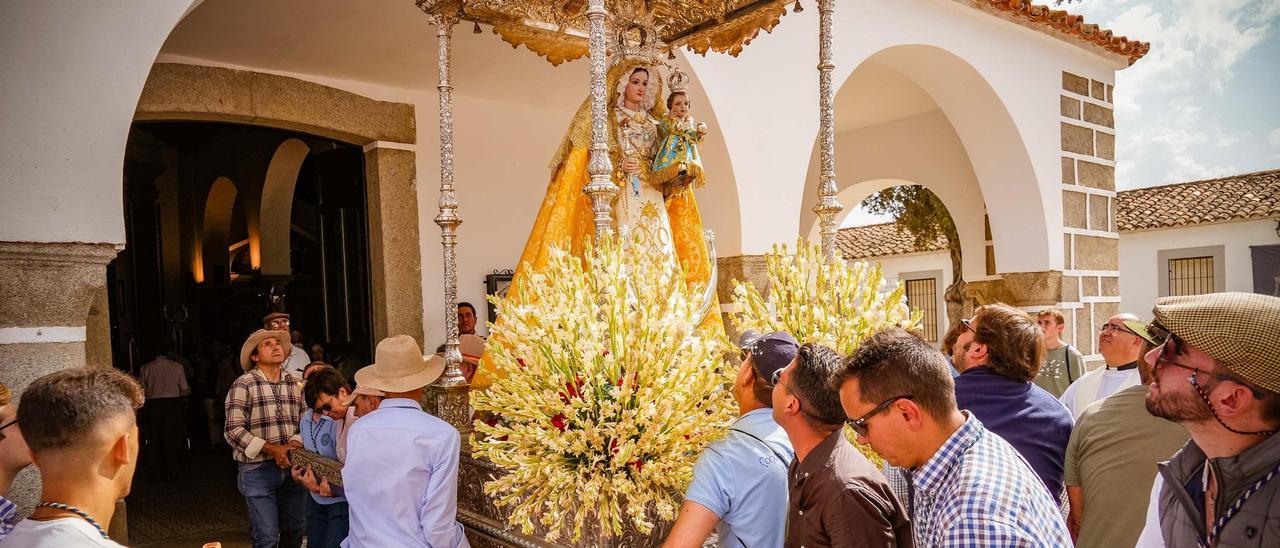 La Virgen de Luna llega a su ermita rodeada de romeros