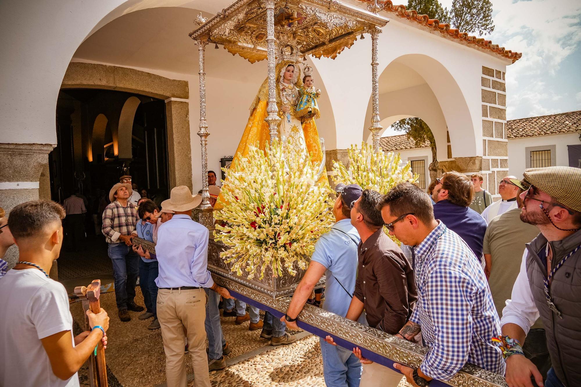 La Virgen de Luna regresa a su ermita rodeada de romeros