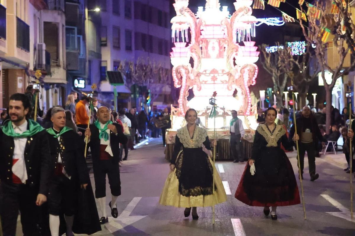 Noelia Selma, amb la Junta de Festes, amb la gaiata de la ciutat.