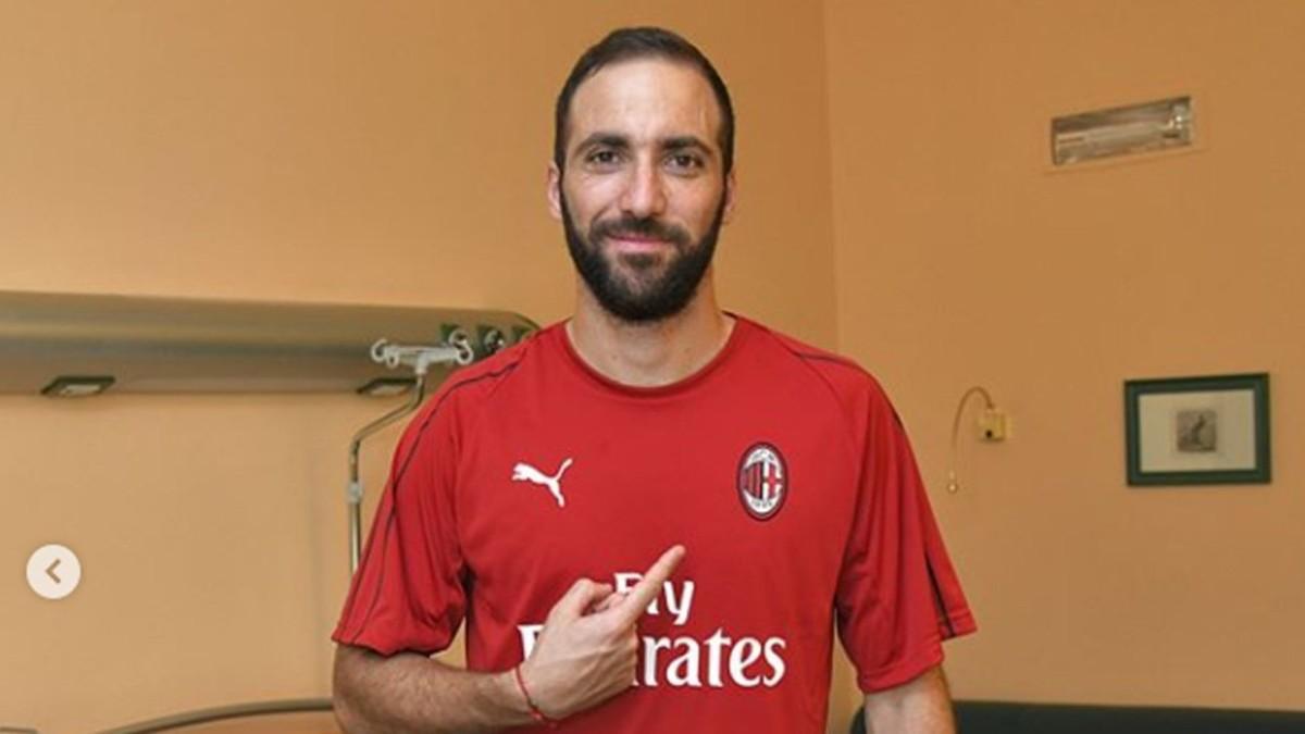 Gonzalo Higuaín posando con la camiseta del AC Milan