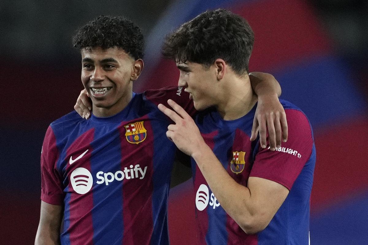 Lamine Yamal y Pau Cubarsí, felices tras un gol del Barça.
