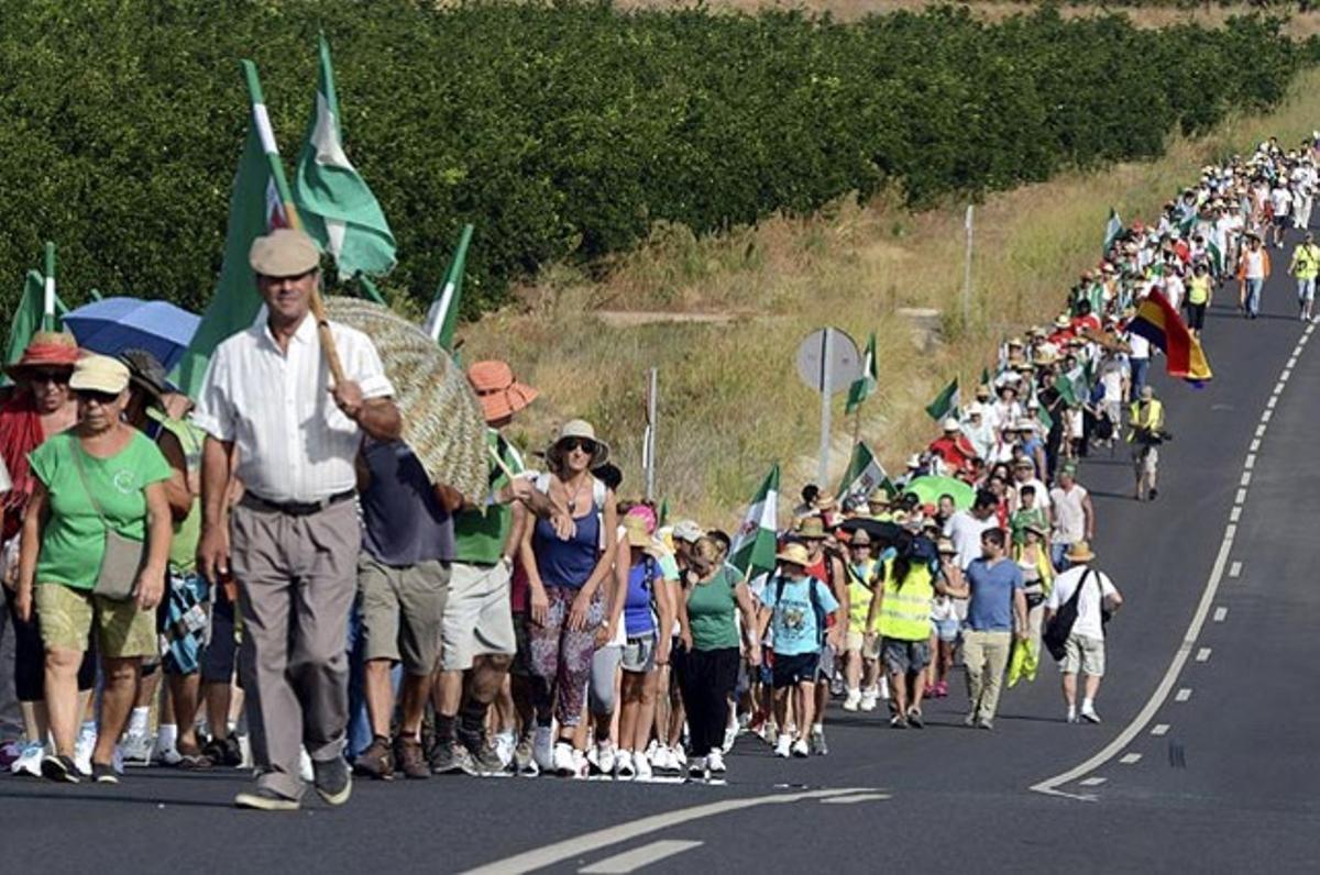 Membres del Sindicat Andalús de Treballadors (SAT), durant la marxa reivindicativa que han fet des d’Hornachuelos a Còrdova i en la qual han ocupat el Palacio de Moratalla.