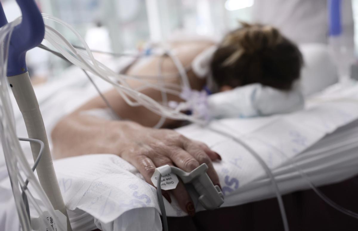 Una paciente ingresada en la UCI del Hospital Enfermera Isabel Zendal, a 23 de noviembre de 2021, en Madrid (España).