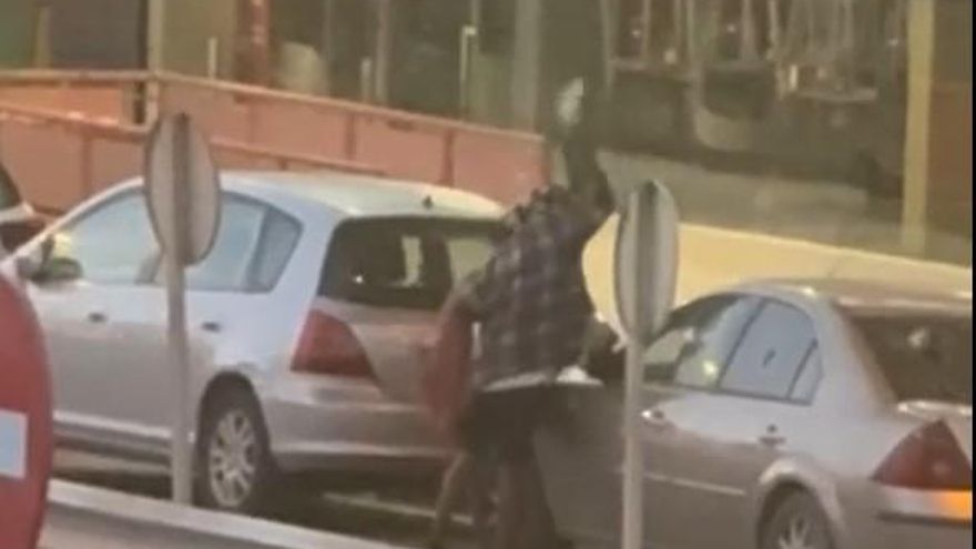 Una mujer destroza los cristales de una decena de coches en Ibiza