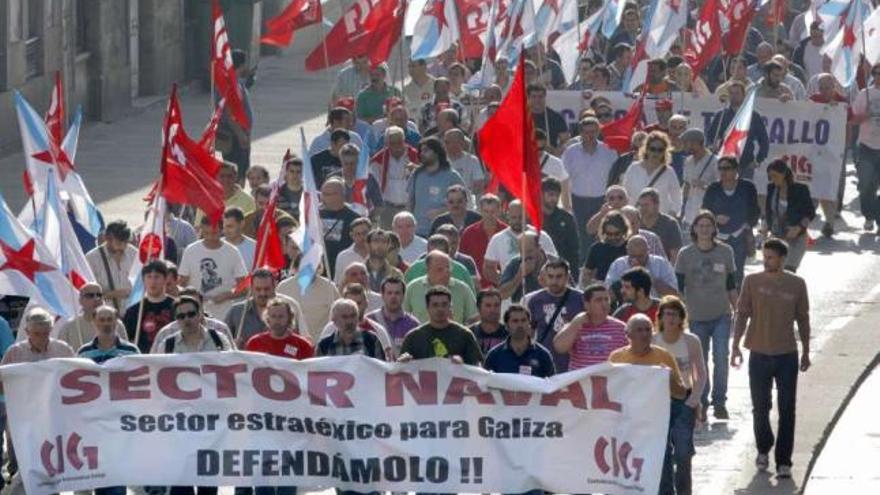 Trabajadores del sector naval, ayer, durante la manifestación convocada por la CIG en Santiago. / lavandeira jr.