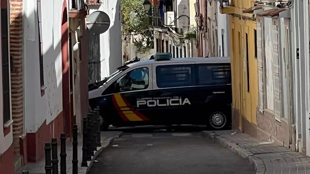 Un furgón de la Policía Nacional, en la calle Amparo.