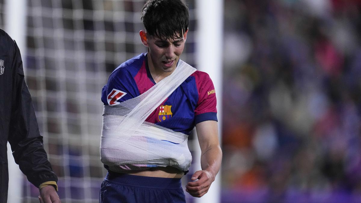 Dani Rodríguez se marcha del campo después de que se lesionara en el hombro en la primera mitad.