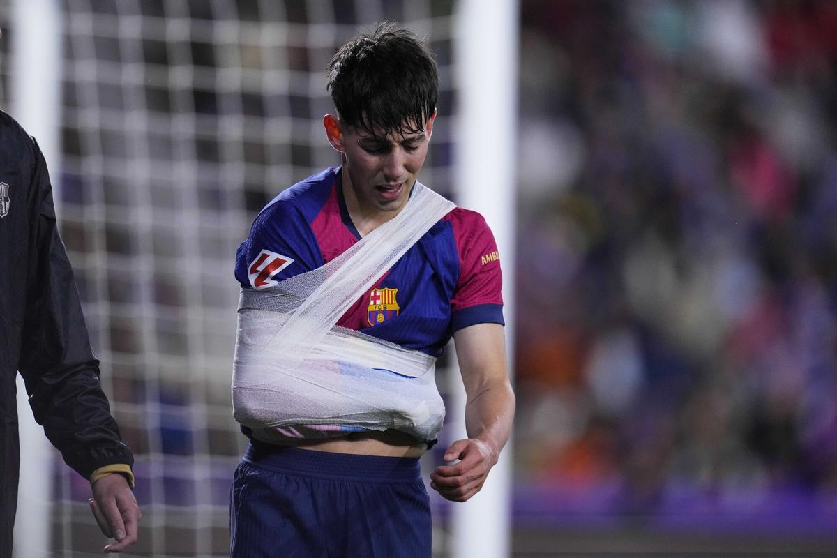 Dani Rodríguez se marcha del campo después de que se lesionara en el hombro en la primera mitad.
