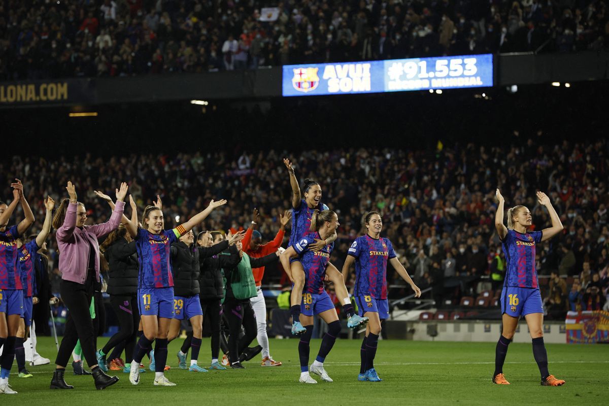 Las jugadoras del Barça celebran en el Camp Nou su manita y el récord  mundial de asistencia a un partido femenino.