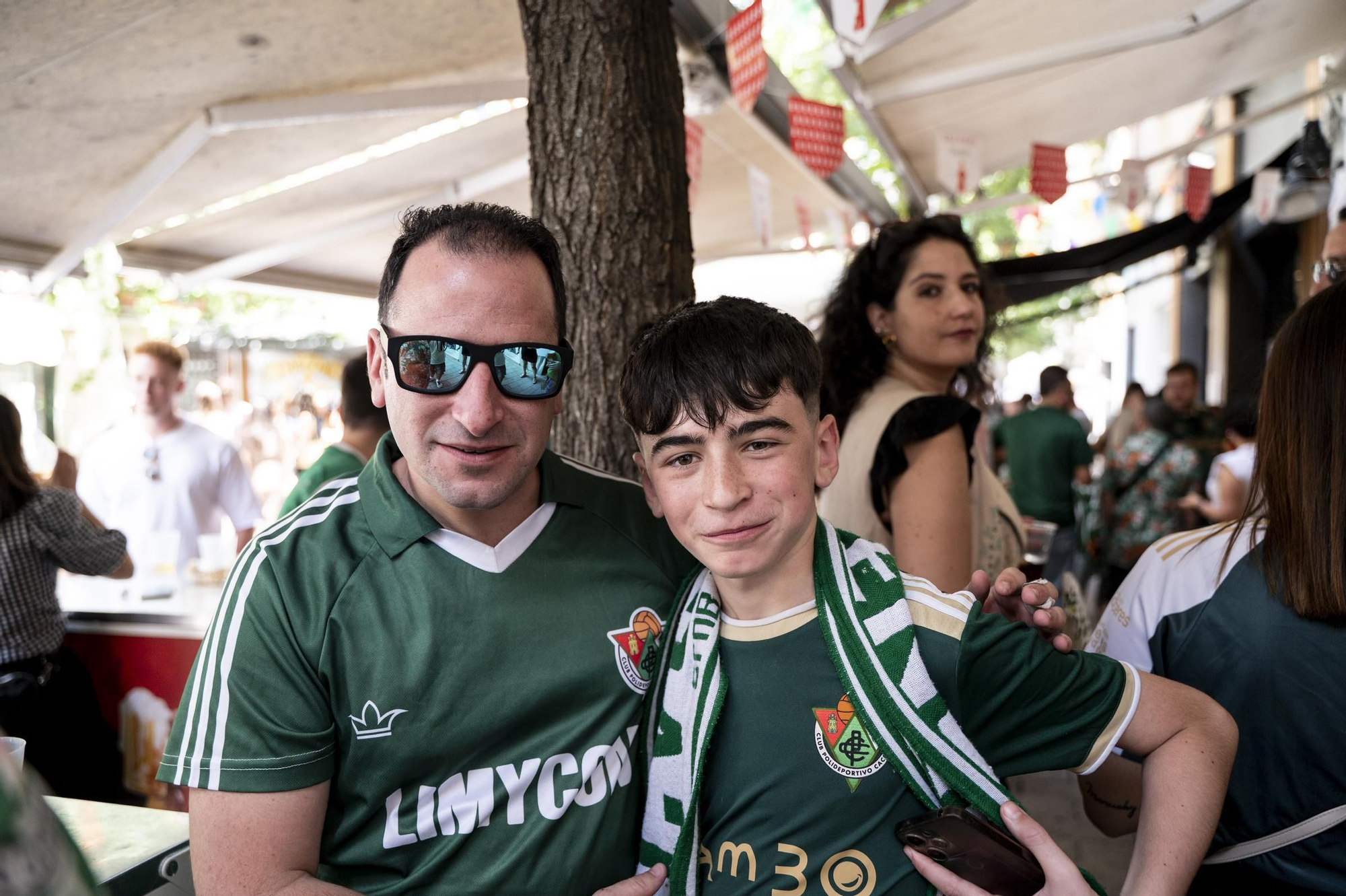 Fotogalería | Ambiente en la Feria de Día de Cáceres marcado por el partido del Cacereño: búscate en las imágenes