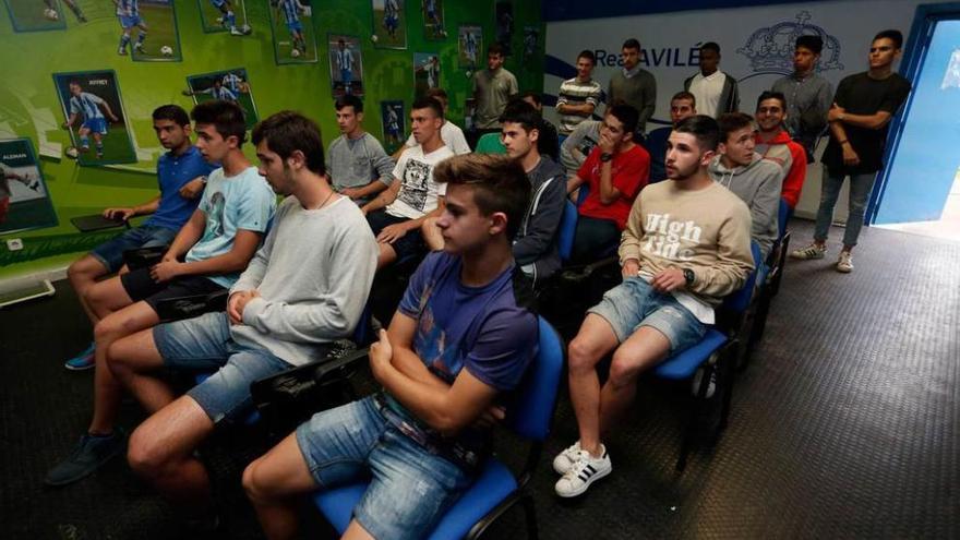 Los jugadores del equipo juvenil, ayer, en el Suárez Puerta.