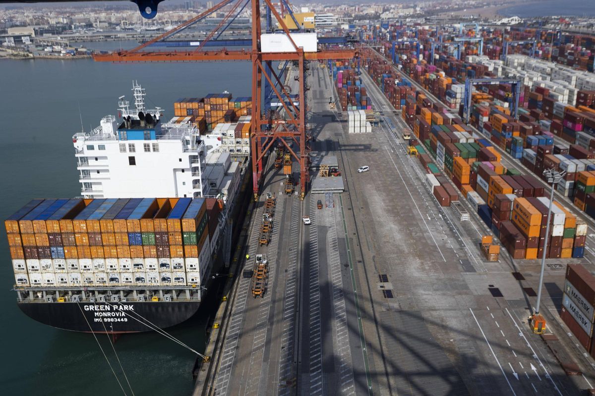 Un barco en la terminal de contenedores del puerto de València