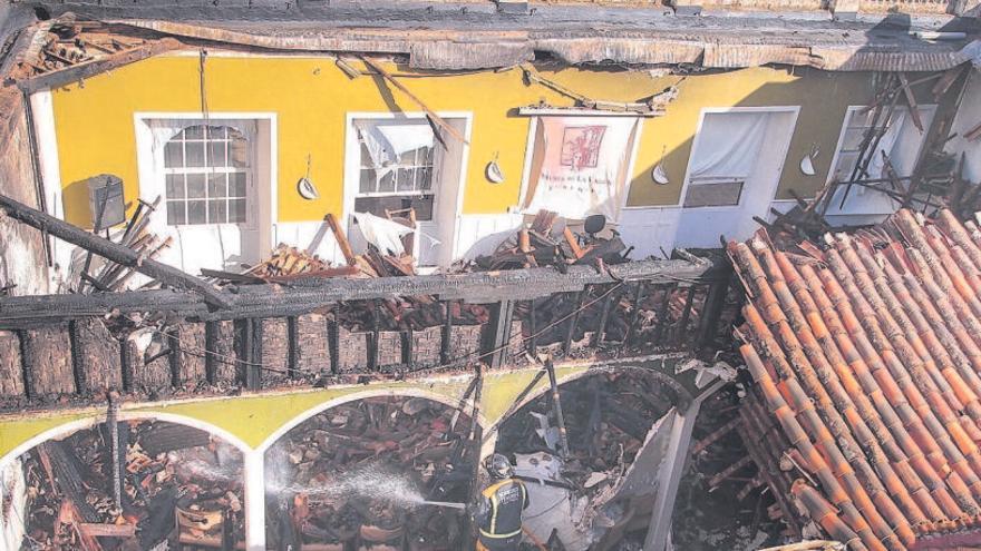 Una imagen del estado del edificio del Ateneo tras el incendio.