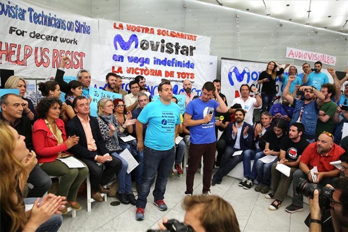 Representants polítics d’ERC, CUP i Barcelona en Comú, amb els tècnics de Movistar en vaga.
