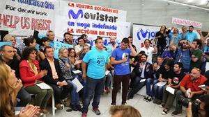 Representants polítics d’ERC, CUP i Barcelona en Comú, amb els tècnics de Movistar en vaga.