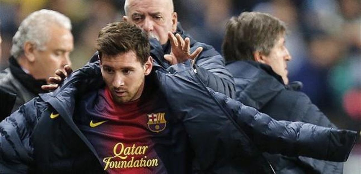 Messi deixa el camp per precaució a La Rosaleda. Messi deixa el camp per precaució a La Rosaleda.